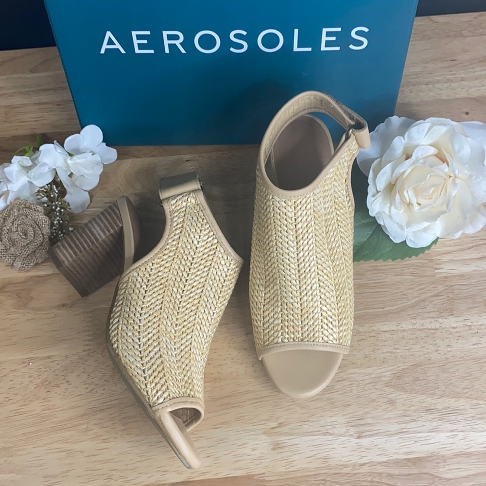 Aerosoles Beige Peep Toe Heels 6M